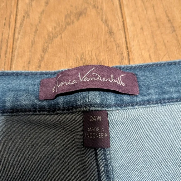 Nwt Women's Gloria Vanderbilt Tapered Leg Classic Rise Jeans Size 24w Short - Picture 2 of 3